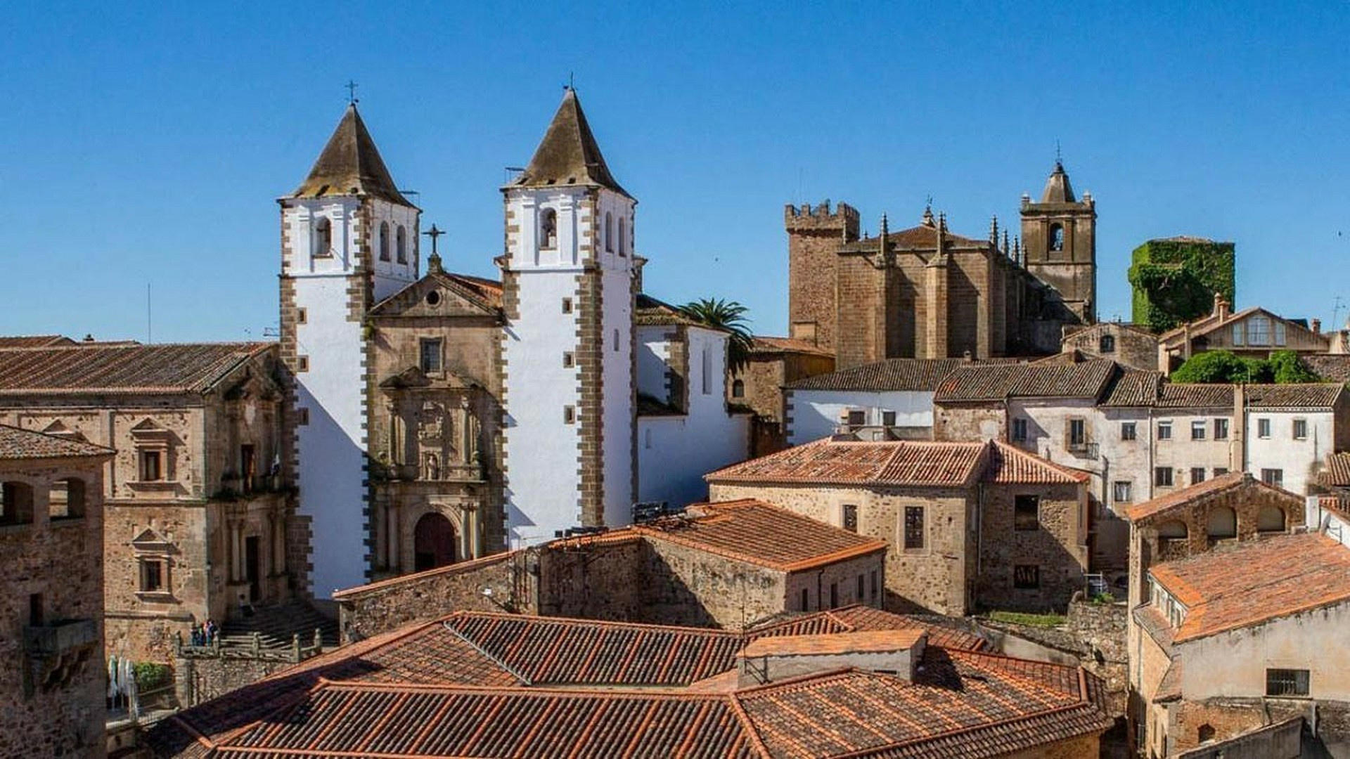 El viaje Jerez de los Caballeros - Badajoz - Guadalupe* - Évora - Elvas - Cáceres* - Mérida, saliendo de Madrid