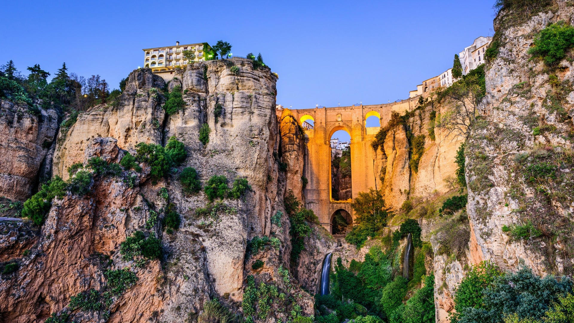 El viaje Málaga - Nerja - Frigiliana - Benalmádena - Antequera* - Ronda - Setenil de las Bodegas - Marbella - Puerto Banús - Mijas, saliendo de Madrid