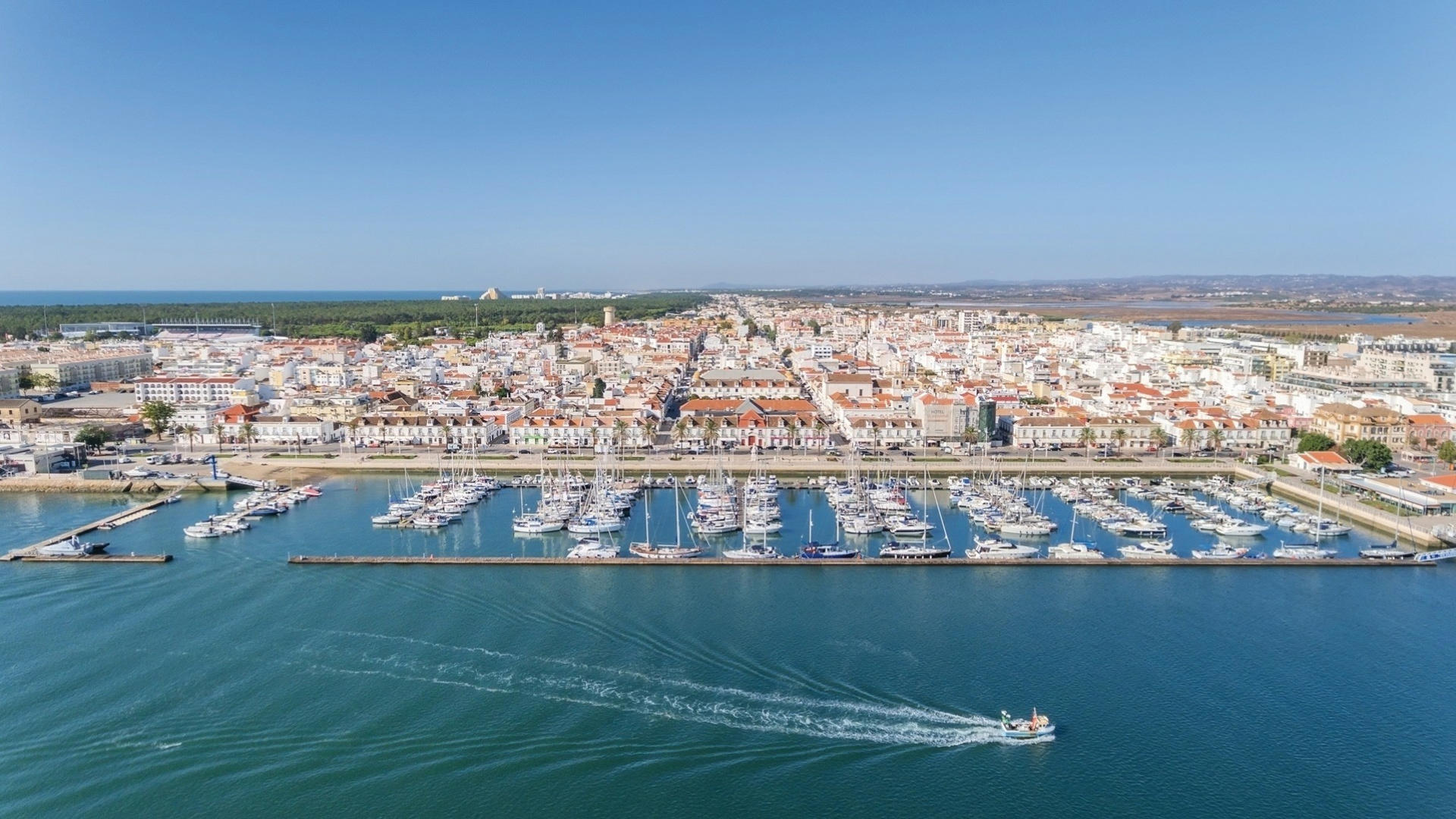 El viaje Huelva - Ayamonte - Vila Real de Santo António - Faro - Olhão - Tavira - El Rocío* - Moguer, saliendo de Madrid