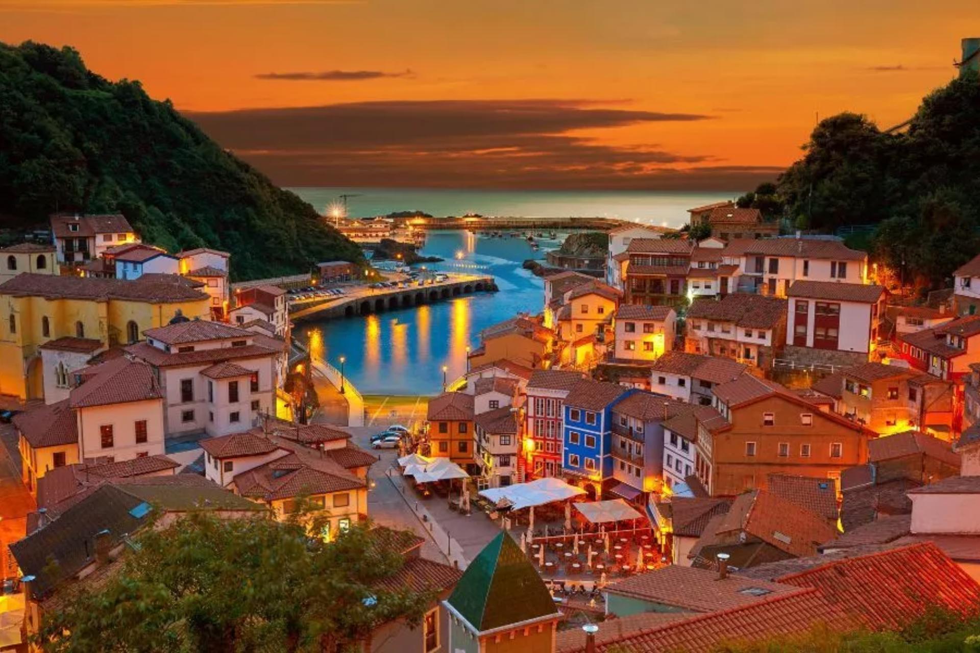 El viaje Villaviciosa - Tazones - Ribadesella - Ribadeo - Cudillero - Covadonga - Cangas de Onís - Luanco - Oviedo - Gijón, saliendo de Madrid