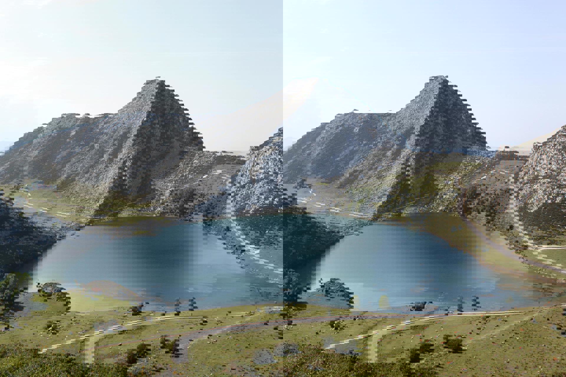 El viaje Oviedo - Gijón - Covadonga - Cangas de Onís - Ribadesella - Ribadeo - Cudillero - Luanco - Villaviciosa - Tazones, saliendo de Madrid