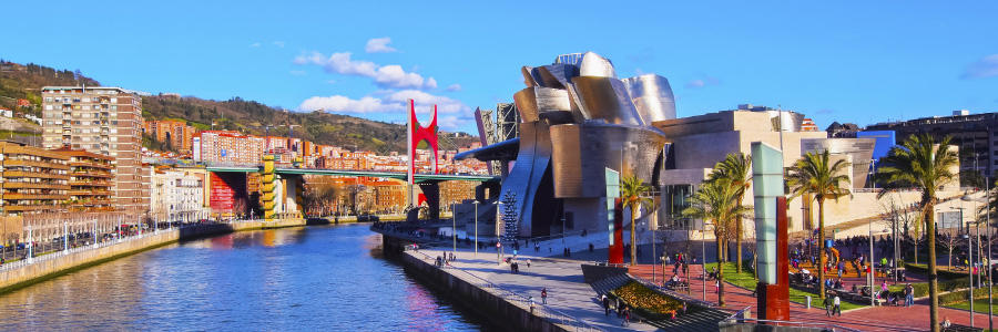 El viaje Bilbao - Guernica y Luno - Biarritz* - San Juan de Luz* - Hondarribia* - San Sebastián - Zarauz - Getaria - Oñate - Vitoria, saliendo de Madrid