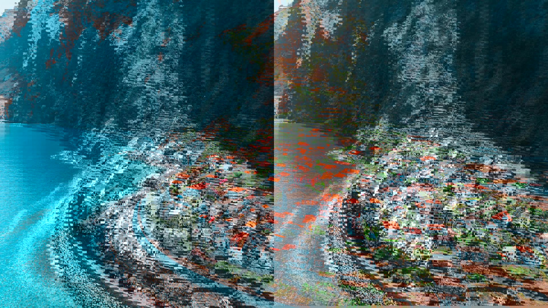 El viaje Funchal - Porto Moniz - Sao Vicente  - Pico del Arieiro - Santana  - Barcelos  - Câmara de Lobos, saliendo de Madrid