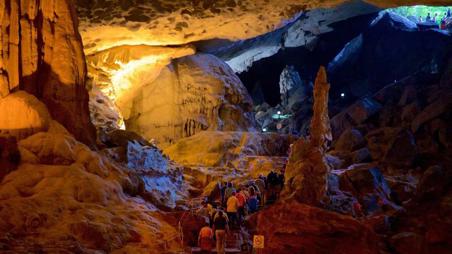 Тур Ho Chi Minh - Hué - Hoi An - Da Nang - Hanoi - Ha Long  - Фото 24 Cueva natural en la bahía de Halong