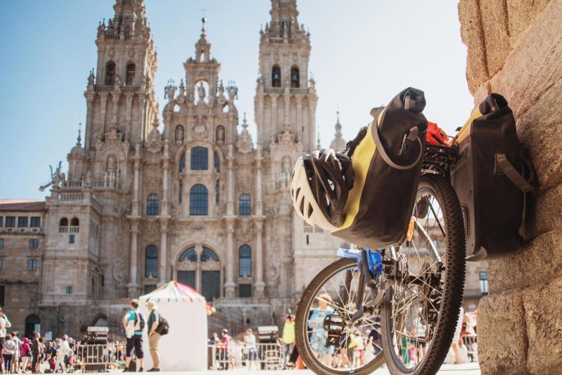 El viaje Zaragoza - San Sebastián - Bilbao - Castro Urdiales - Santander - Santillana del Mar - Covadonga - Oviedo - Mondoñedo - Lugo - Santiago de Compostela - Oporto - Ciudad Rodrigo - Salamanca - Ávila, saliendo de Madrid