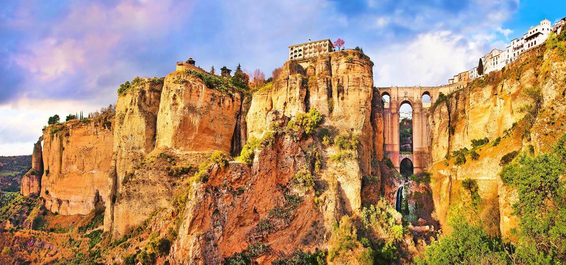 El viaje Cáceres - Sevilla - Córdoba - Torremolinos - Málaga - Tánger - Rabat - Granada - Toledo, saliendo de Madrid