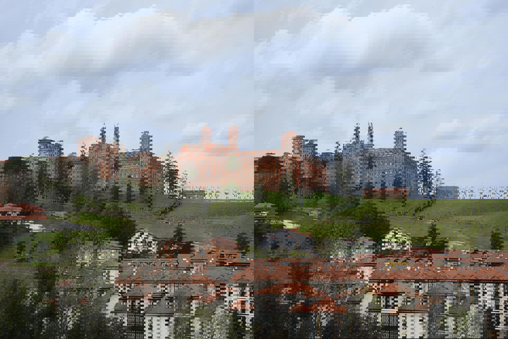 El viaje Bilbao - Santoña - Comillas - Santillana del Mar - San Sebastián - Picos de Europa - Monasterio de Santo Toribio de Liébana - Potes - San Vicente de la Barquera - Santander - Castro Urdiales, saliendo de Madrid, Valdepeñas, Ciudad Real, Toledo, Albacete, Valencia, Murcia, Elche, Alicante, Málaga, Jaén, Llanes, Granada, Cádiz, Jerez de la Frontera, Sevilla, El Puerto de Santa María, Córdoba, Mérida, Badajoz, Cáceres, Plasencia