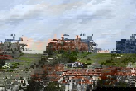 Viaje desde Madrid, Valdepeñas, Ciudad Real, Toledo, Albacete, Valencia, Murcia, Elche, Alicante, Málaga, Jaén, Llanes, Granada, Cádiz, Jerez de la Frontera, Sevilla, El Puerto de Santa María, Córdoba, Mérida, Badajoz, Cáceres, Plasencia Bilbao - Santoña - Comillas - Santillana del Mar - San Sebastián - Picos de Europa - Monasterio de Santo Toribio de Liébana - Potes - San Vicente de la Barquera - Santander - Castro Urdiales