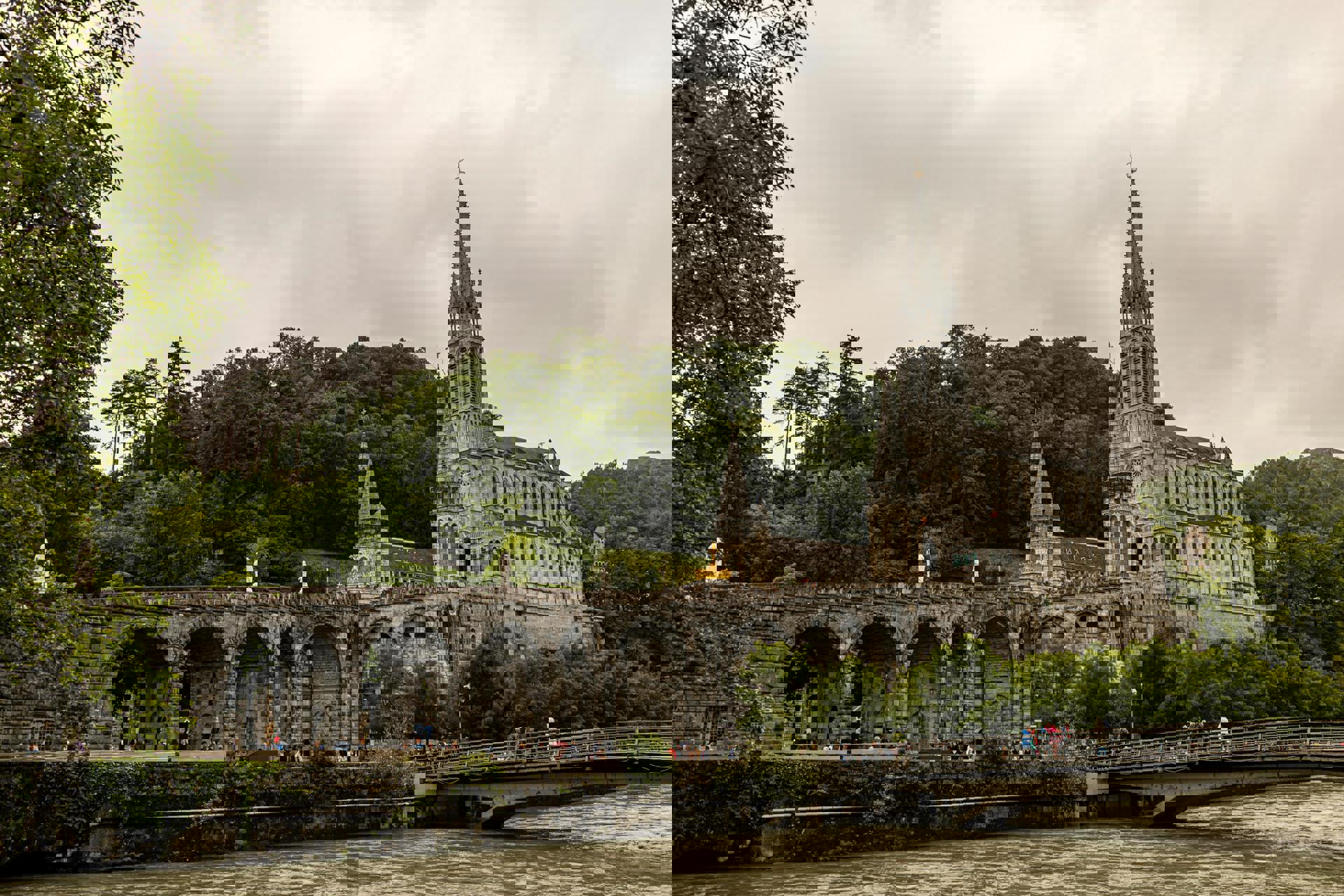 El viaje Parque Nacional de Ordesa - Jaca - Sos del Rey Católico - Monasterio de Leyre - Javier - Lourdes - Meritxell, saliendo de Madrid, Valdepeñas, Ciudad Real, Toledo, Albacete, Murcia, Elche, Alicante, Málaga, Jaén, Granada, Linares, Cádiz, Jerez de la Frontera, El Puerto de Santa María, Sevilla, Córdoba, Mérida, Badajoz, Cáceres, Plasencia