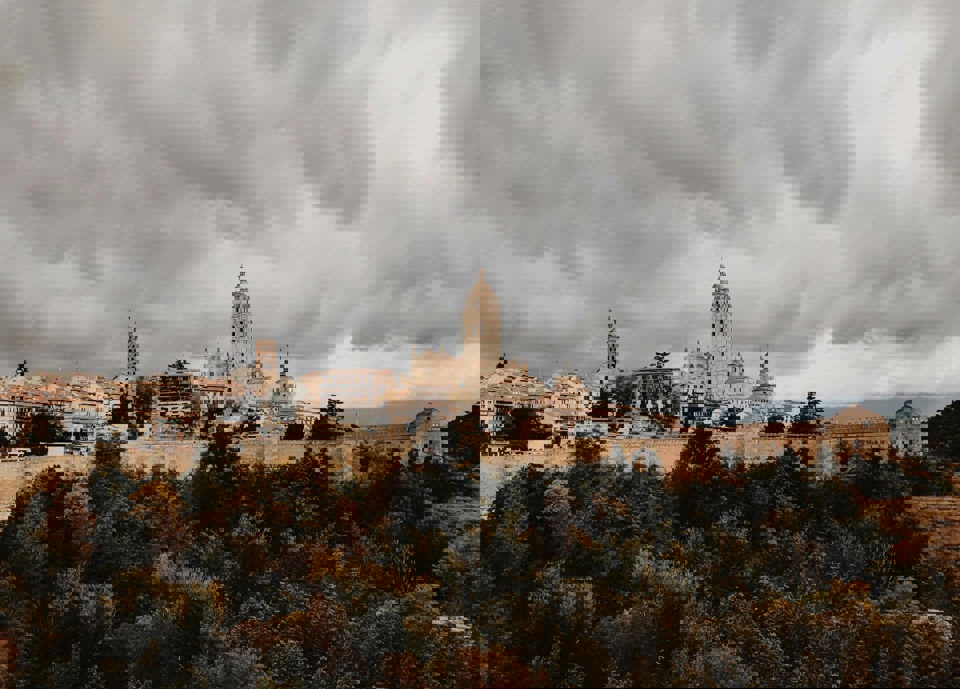 El viaje Valladolid - Medina del Campo  - Burgos - Olmedo - Tordesillas - Pedraza - Segovia - Toro - Dueñas, saliendo de Madrid, Valdepeñas, Ciudad Real, Toledo, Albacete, León, Murcia, Elche, Alicante, Málaga, Granada, Jaén, Linares, Cádiz, El Puerto de Santa María, Jerez de la Frontera, Sevilla, Córdoba