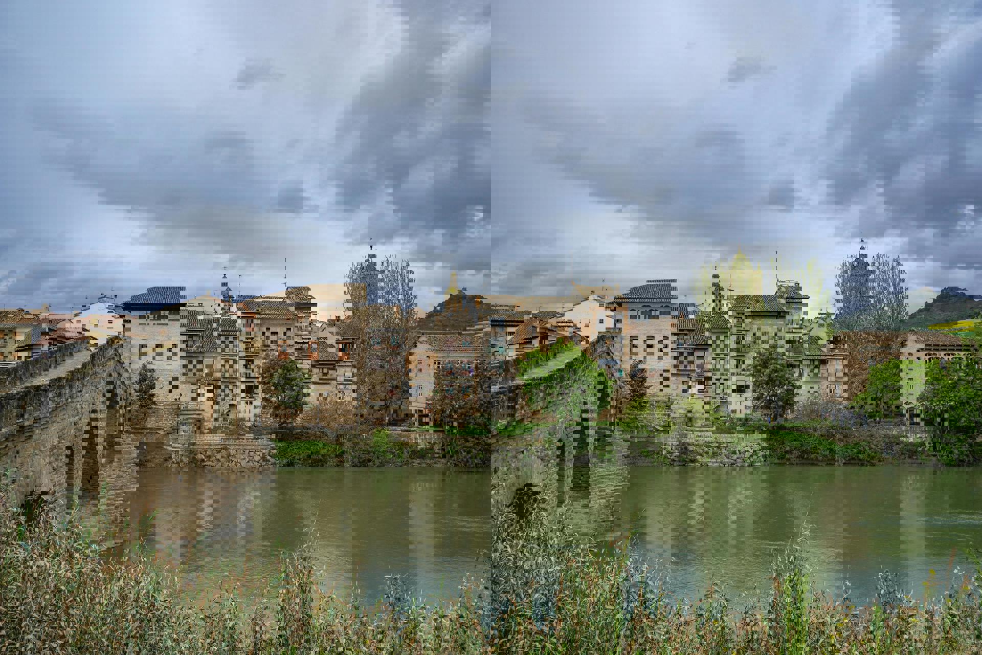 El viaje Logroño - Santo Domingo de la Calzada - Ujué - Olite - Estella - Laguardia - Briones - Nájera - Haro - Monasterio de Suso - Pamplona - Puente la Reina, saliendo de Madrid, Valdepeñas, Ciudad Real, Toledo, Albacete, Murcia, Elche, Alicante, Málaga, Granada, Jaén, Linares, Cádiz, El Puerto de Santa María, Jerez de la Frontera, Sevilla, Córdoba, Mérida, Badajoz, Cáceres, Plasencia