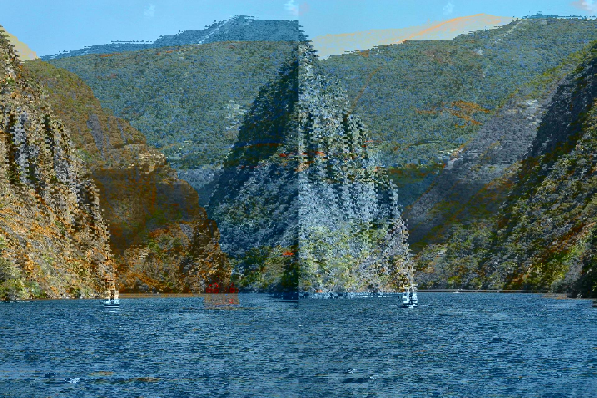 El viaje Orense - Cañón del Sil - Monasterio de San Pedro de Rocas - Castro Caldelas - Allariz - Celanova - Monforte de Lemos - Belesar, saliendo de Madrid