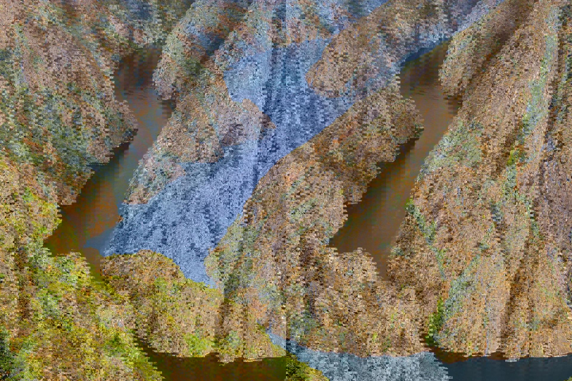 El viaje Isla de La Toja - Cambados - Baiona - Ribeira - Orense - Santiago de Compostela, saliendo de Madrid, Valdepeñas, Ciudad Real, Toledo, Albacete, Valencia, Murcia, Elche, Alicante, Málaga, Granada, Jaén, Linares, Cádiz, El Puerto de Santa María, Jerez de la Frontera, Sevilla, Córdoba, Mérida, Badajoz, Cáceres, Plasencia