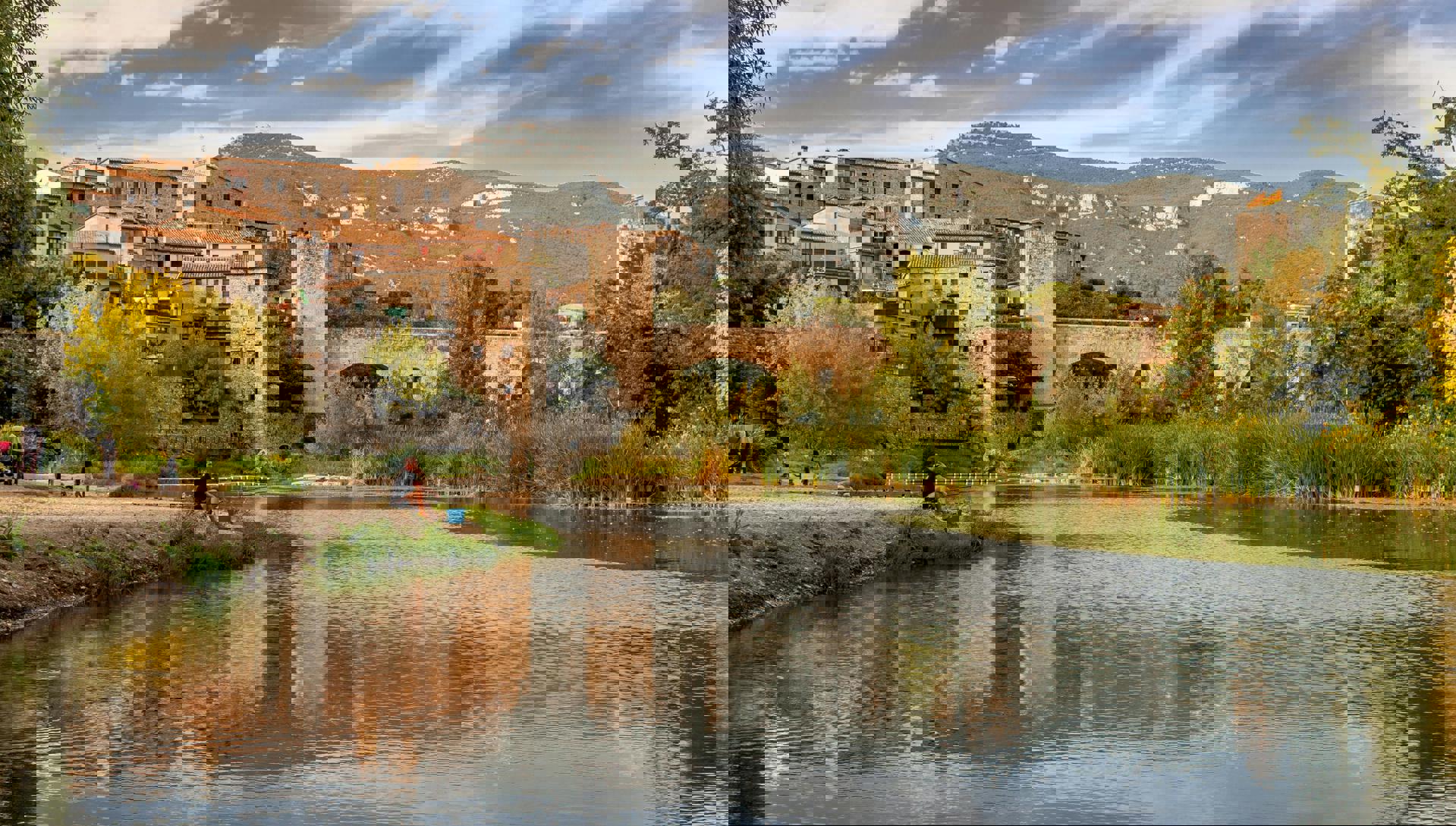 El viaje Banyoles - Besalu - Blanes - Gerona - Tossa de Mar - Barcelona - Montserrat - San Sadurní de Noya - Figueres, saliendo de Madrid, Valdepeñas, Ciudad Real, Toledo, Albacete, Málaga, Jaén, Granada, Linares, Cádiz, El Puerto de Santa María, Jerez de la Frontera, Sevilla, Córdoba, Mérida, Badajoz, Cáceres, Plasencia