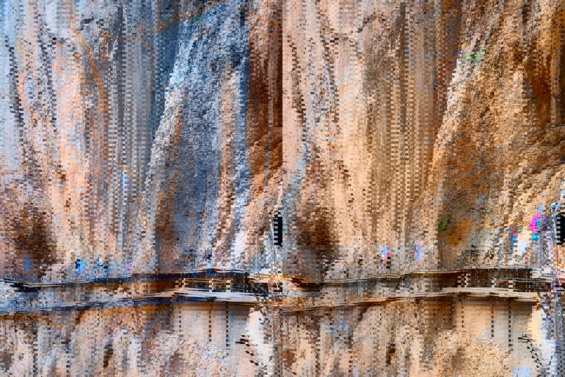 El viaje Málaga - Fuengirola - Marbella - Puerto Banús - Nerja - Frigiliana - Caminito del Rey - Mijas - Torremolinos, saliendo de Madrid