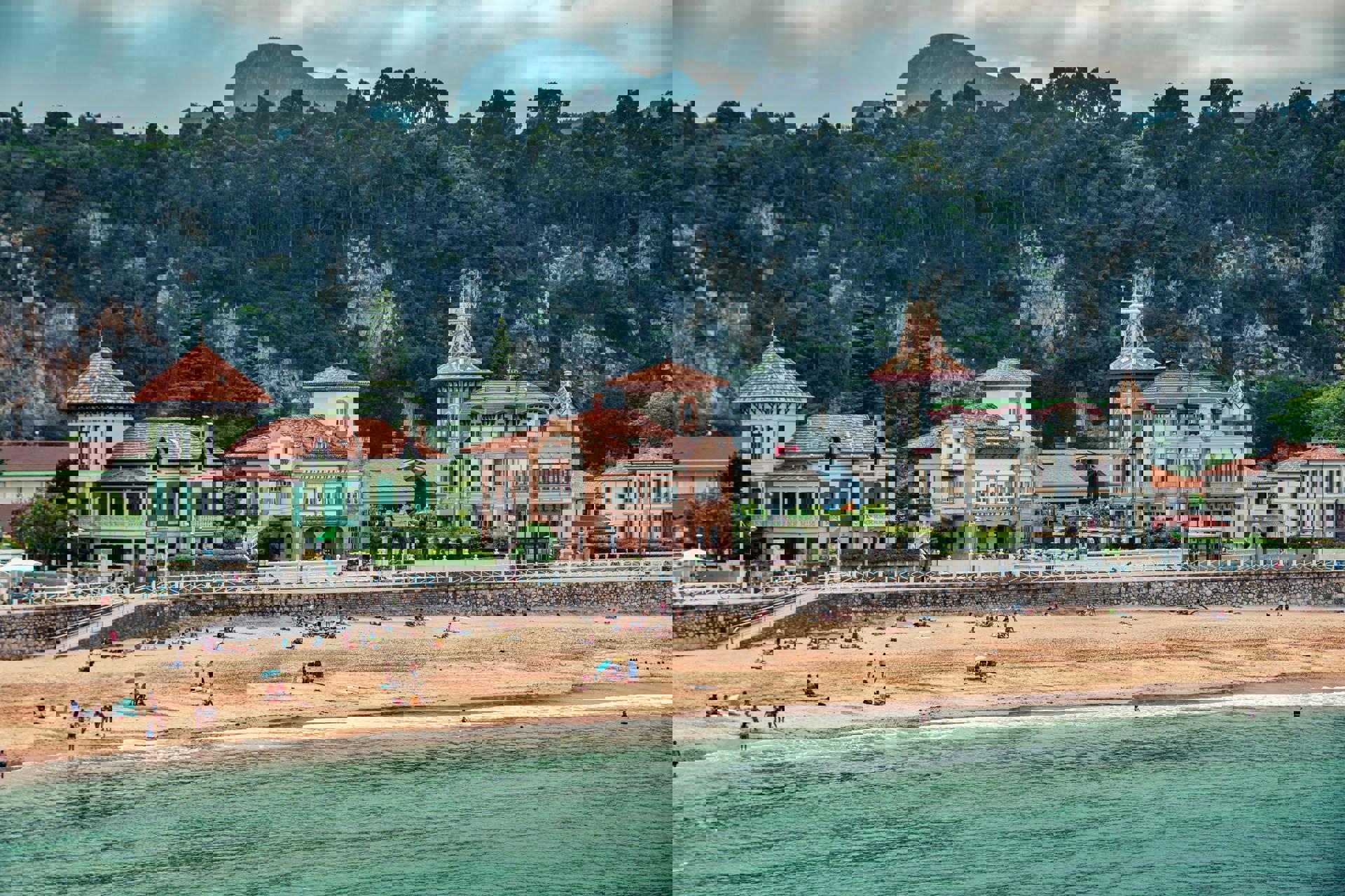 El viaje Oviedo - Villaviciosa - Covadonga - Cangas de Onís - Ribadesella - Gijón - Lastres - Tazones - Cudillero - Luarca, saliendo de Madrid