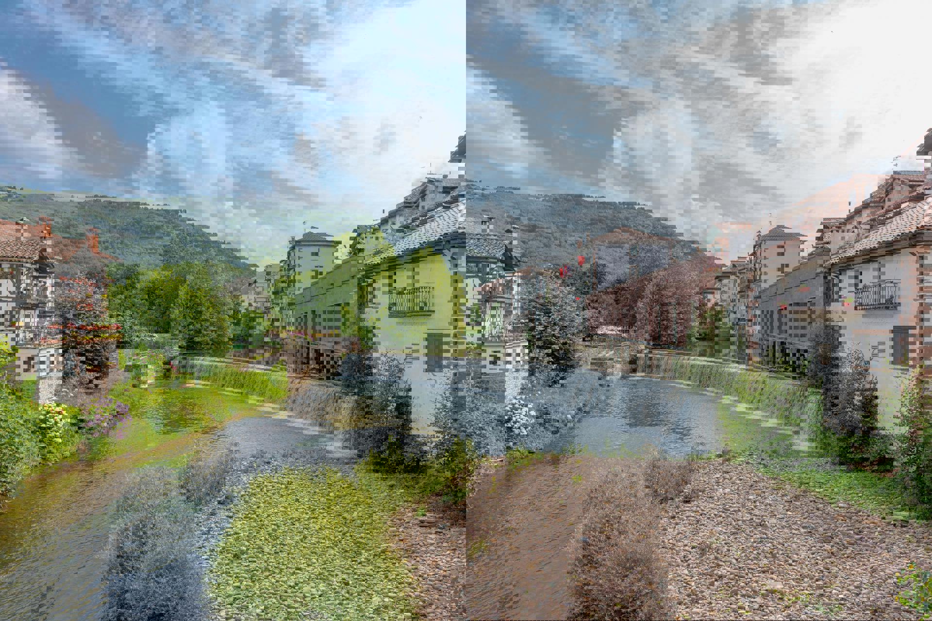 El viaje Pamplona - Villava - Olite - Baztán - Zugarramurdi  - Elizondo - Puente la Reina - Estella, saliendo de Madrid