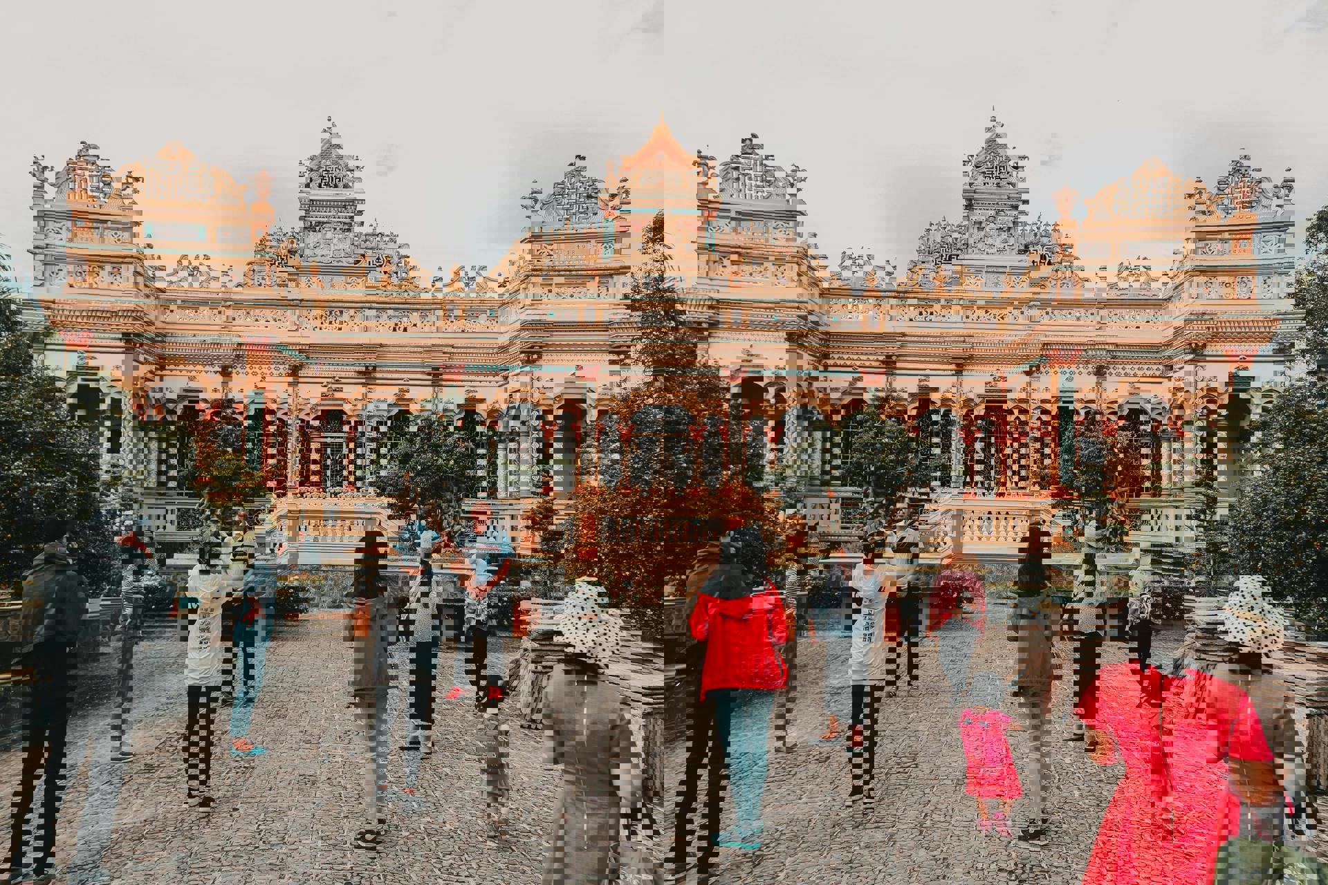 El viaje Hanoi - Hoa Lư - Ha Long  - Da Nang - Hoi An - Hué - Saigón (Ho Chi Minh) - Delta del río Mekong, saliendo de Madrid