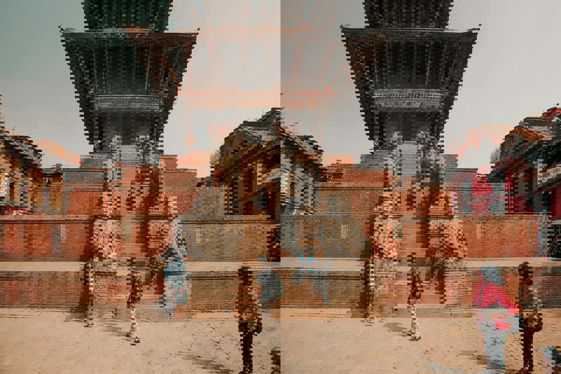 El viaje Katmandú - Bhaktapur - Delhi - Varanasi - Sarnath - Agra - Fatehpur Sikri - Jaipur - Amber - Samod, saliendo de Madrid